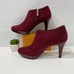 Liz Claiborne heeled Booties, used in good condition. Size 8.